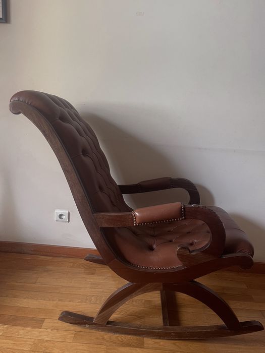 Cadeira de Baloiço Vintage em Pele Castanha com Banco de Apoio
