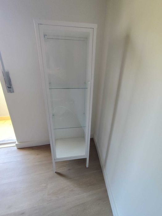 vitrine branca com prateleiras em vidro