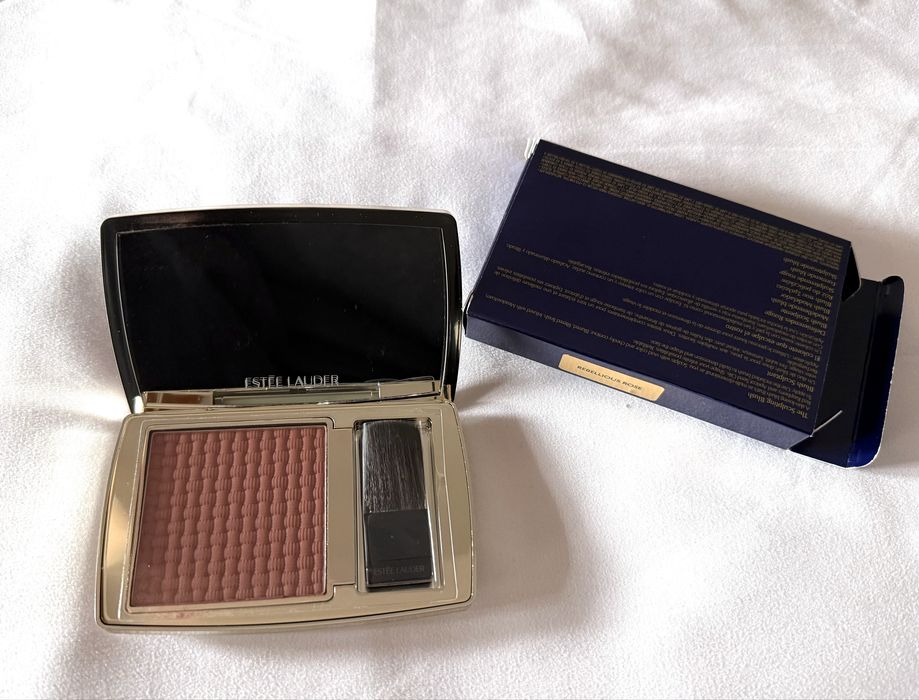 Estee Lauder nowy róż Sculpting Blush Rebellious Rose