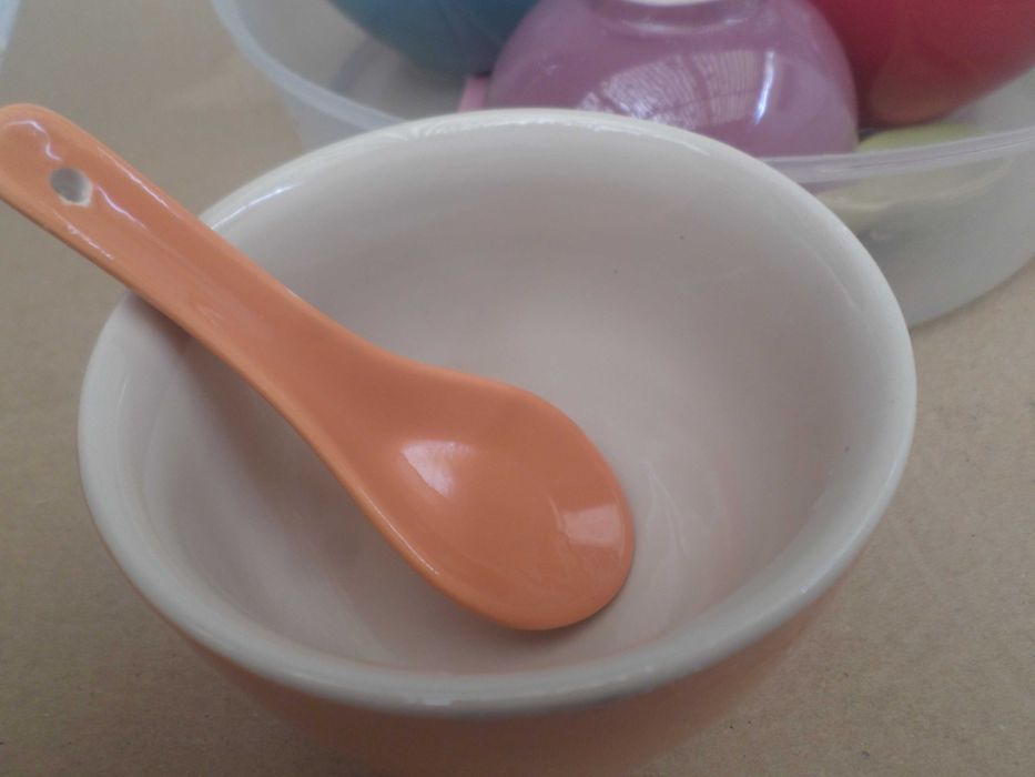 5  tigelas + 5 colheres em louça