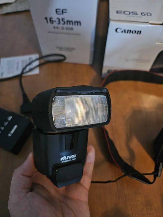 Canon EOS 6D + 3 objetivas + battery grip + flash (com caixa)