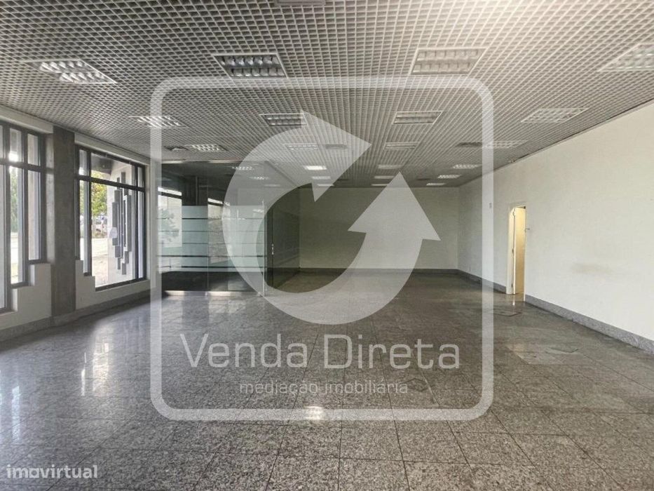 Prédio urbano, destinado a comércio e serviços, em Aguiar da Beira...