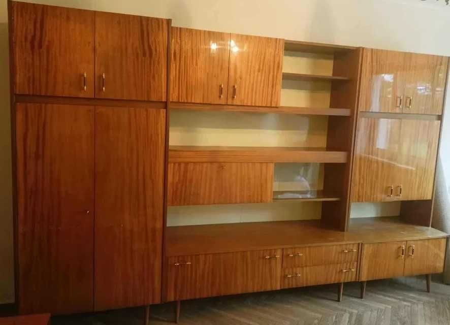 meble  lata PRL na nóżkach (szafa,  biblioteczka)