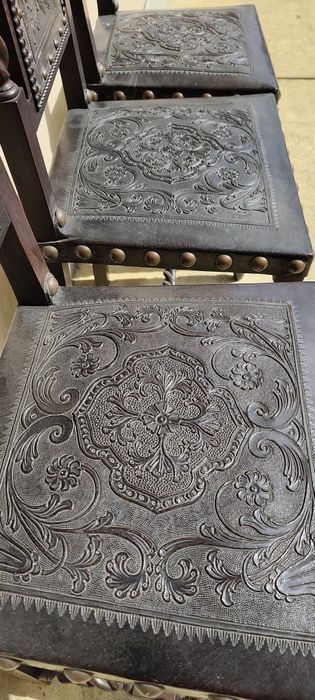 Cadeiras torcidos e tremidos.