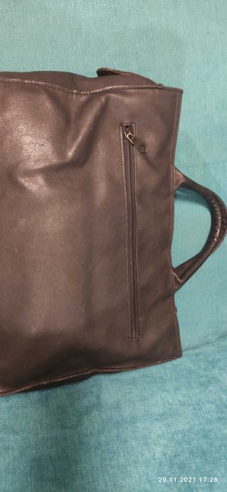 Czarna torebka do ręki, na dokumenty, mieści a4