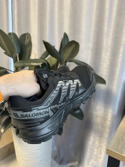 Продам кросівки Salomon Wander gore tex