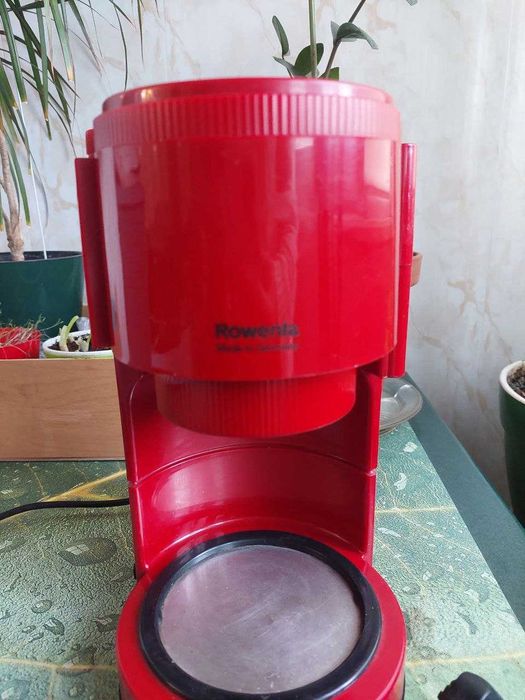Кофеварка красного цвета ROWENTA