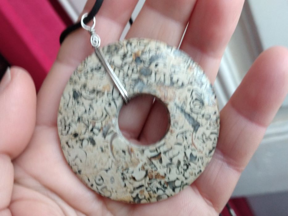 Fio com prata e pendente em pedra