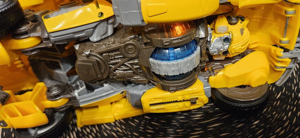 figurka Bumblebee z popularnej serii Transformers z 2011 r. Kolekcja