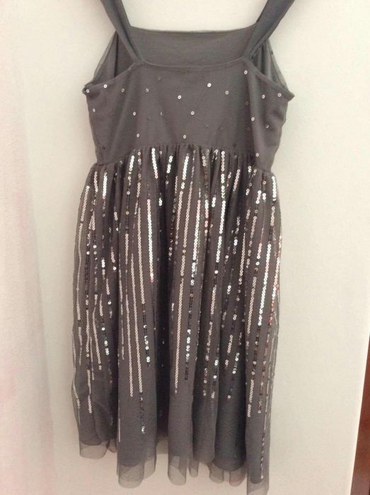 Vestido de cerimonia cinza com fios de lantejolas prata