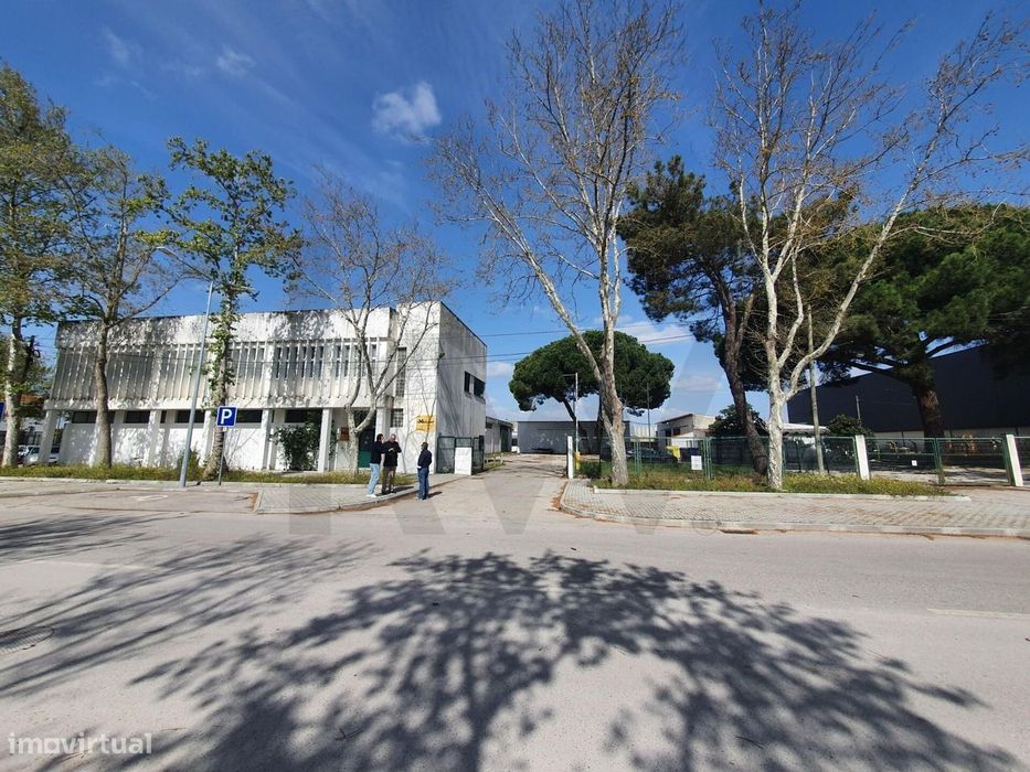 Coruche, 2 Lts com escritórios e armazéns, na Zona Industrial Monte da