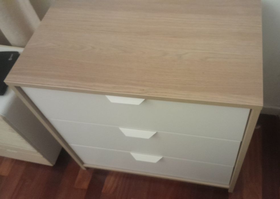 Cómoda branca e madeira