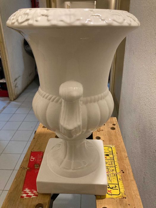 Vários objetos em porcelana decorativa