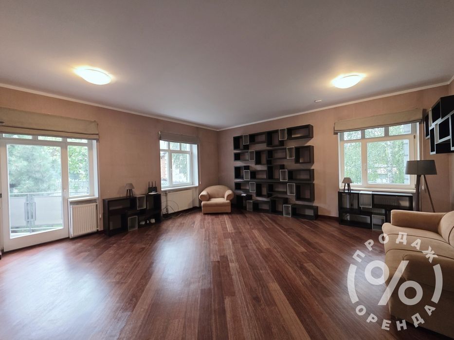 Стильний будинок у центрі з більярдною та камінною кімнатою