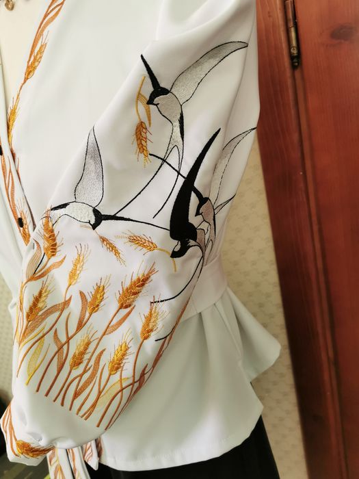 Жіноча вишита сорочка