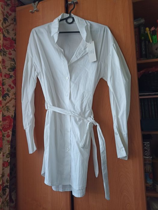 Biała koszula z paskiem