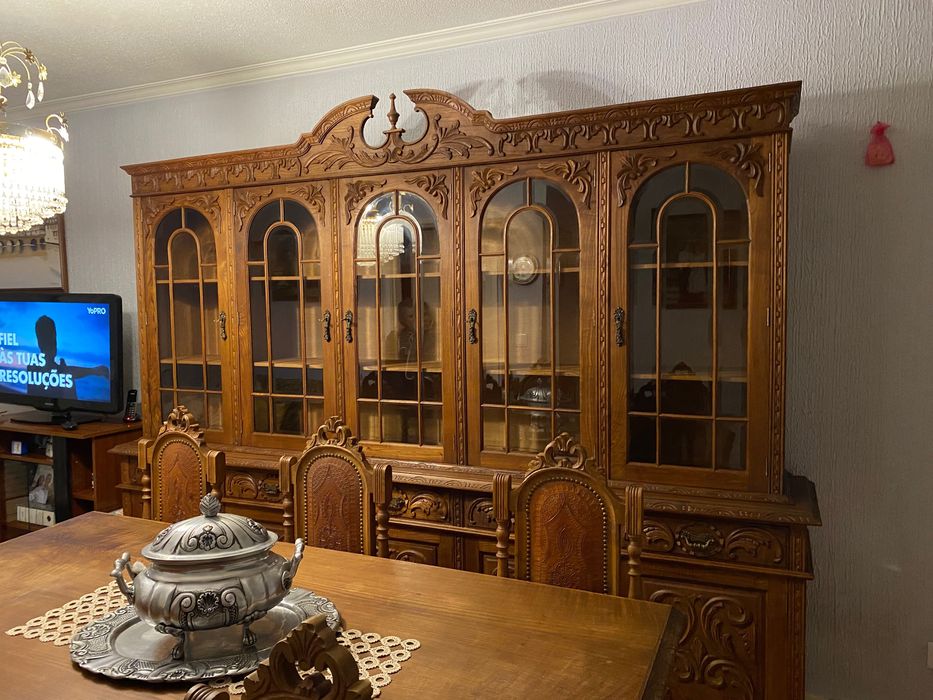 Mesa com 8 cadeiras e armário para sala