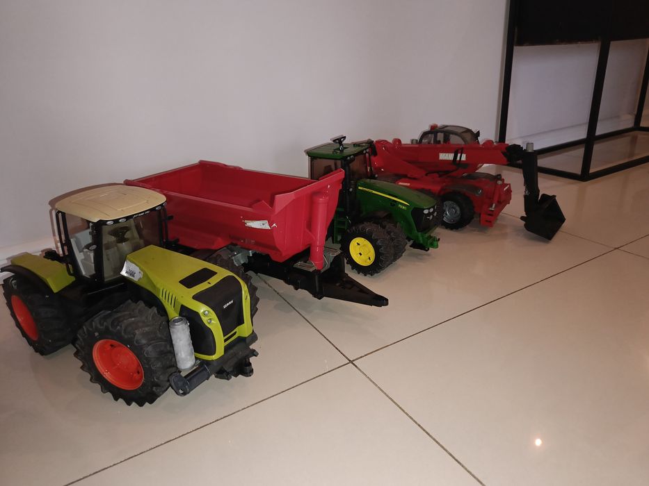 Traktory, ładowarka, przyczepa Bruder