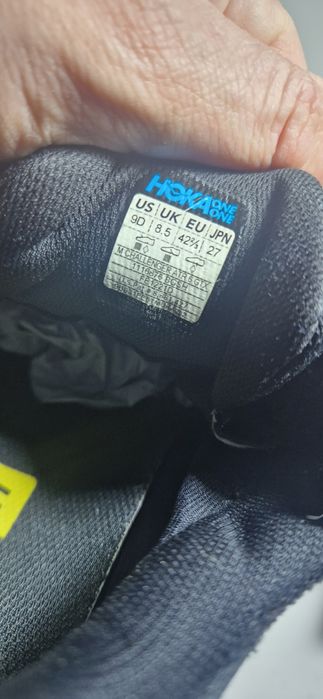 Hoka  42 2/3.      .