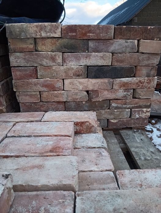 Stara cegła z rozbiórki