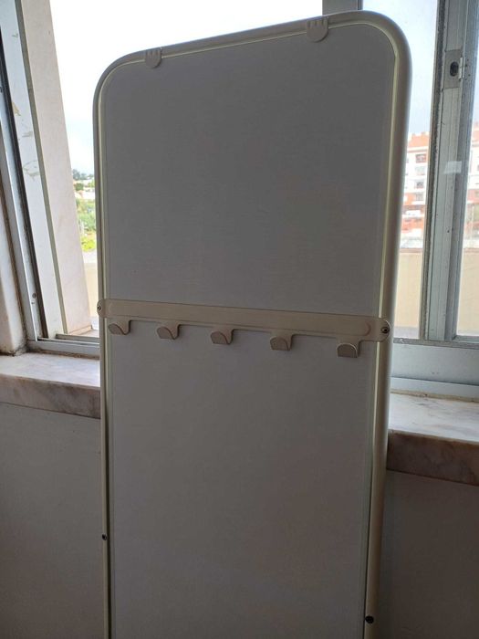 Espelho de pé com cabide IKEA KNAPPER; branco