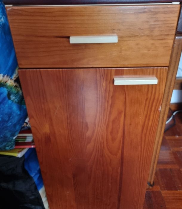 Móvel com uma gaveta e uma prateleira