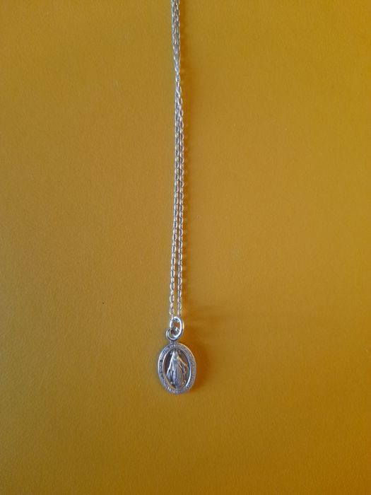 Colar de prata com medalha