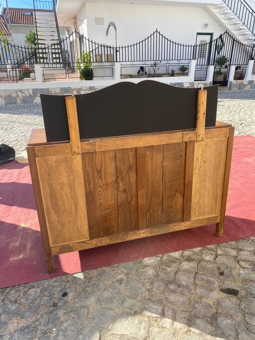 Móvel Aparador em Madeira Maciça em Bom Estado