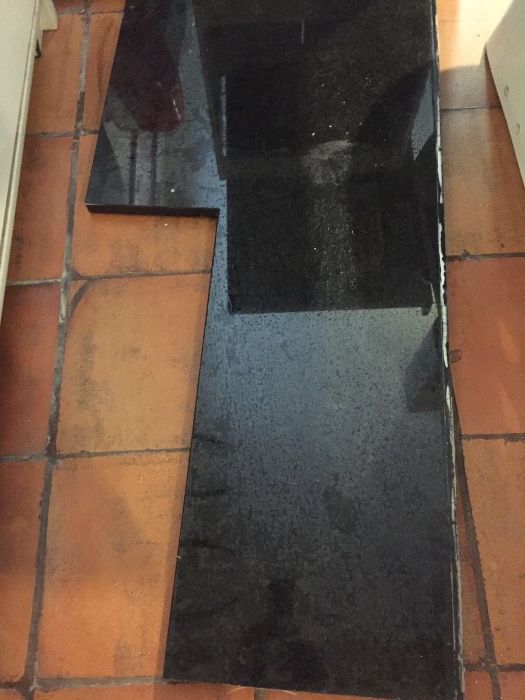 Banca de cozinha em inox e balcão granito preto