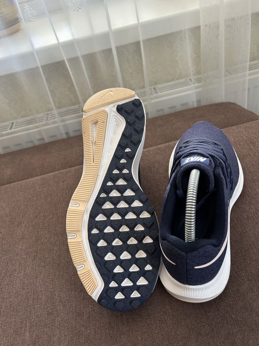 жіночі кросівки модель Nike Run Swift
