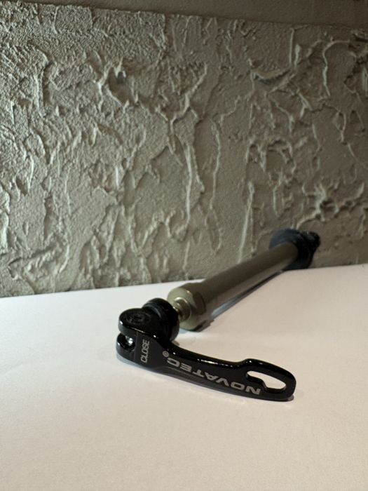 Oś piasty tył Nocatec D792SB qr 135mm