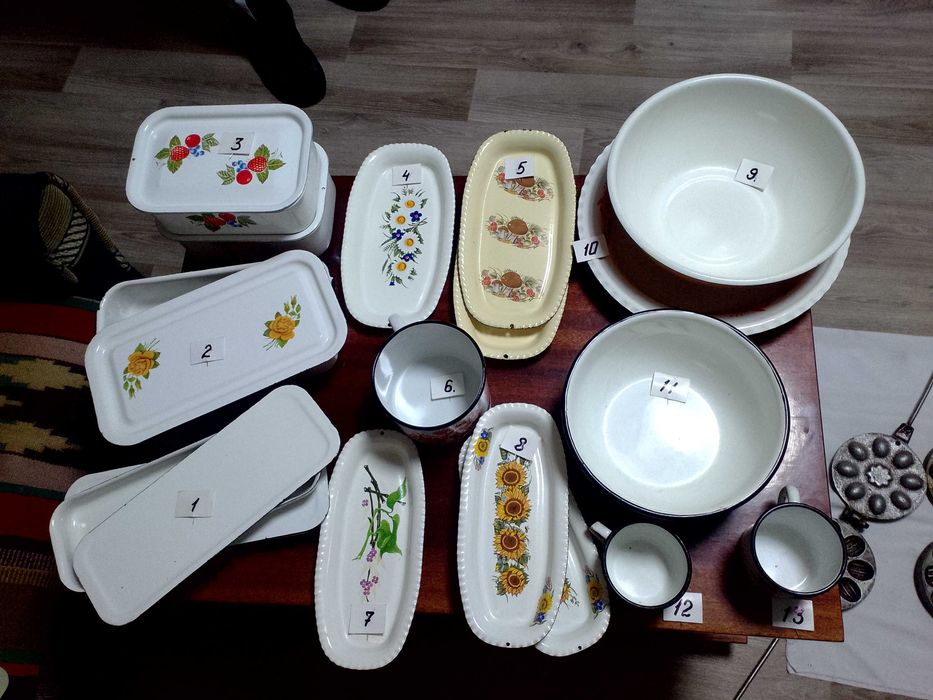 Форма для выпечки,мясорубка,бидон, эмалированные лотки,ножи