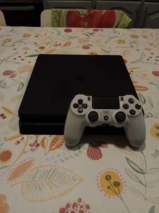 Vende se consola ps4 slim com comando