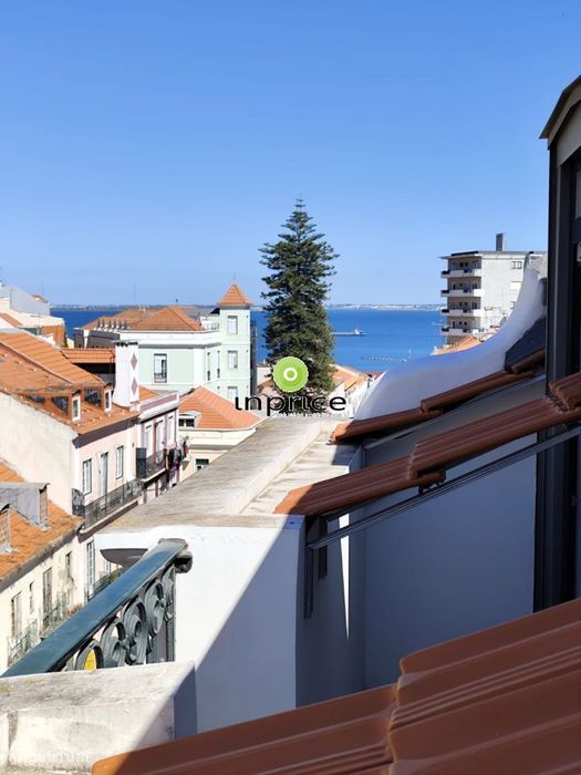 Apartamento T2 Penthouse com Vista Rio em São Vicente – Totalmente