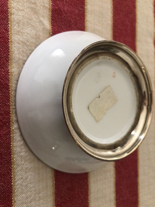 Peça em porcelana e prata muito bonito