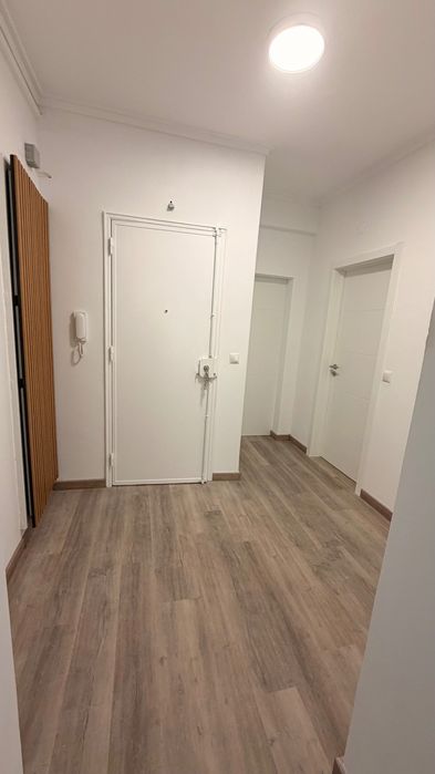 Arrenda-se apartamento totalmente remodelado – Vista Mar | Terraço Privado