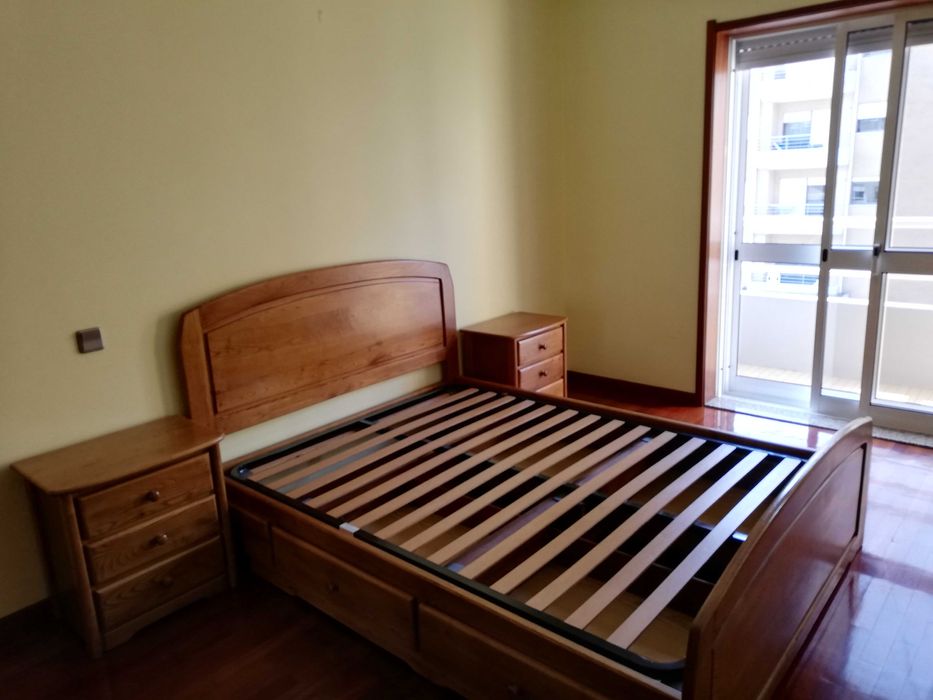 Cama de casal  com 4 gavetas em castanho "castanheiro"