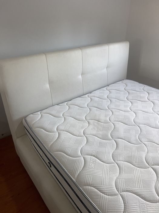 Cama branca pele