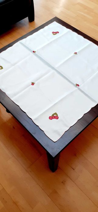 Obrus satynowy serweta biały z haftem czerwone wisienki 85x85