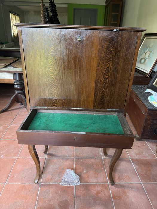 Bar com gaveta modelo ingles em bom estado