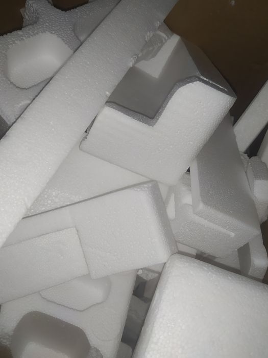 Шматочки пінопласту, пінополістиролу
