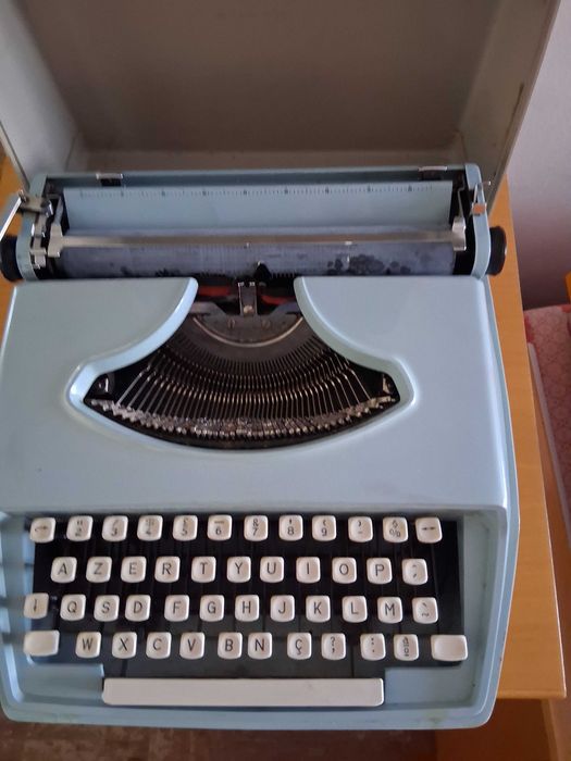 Máquina de escrever portátil antiga por apenas 20 euros