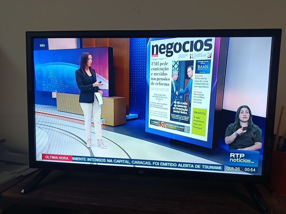 TV LED Smart 24" com Comando – Como Nova!