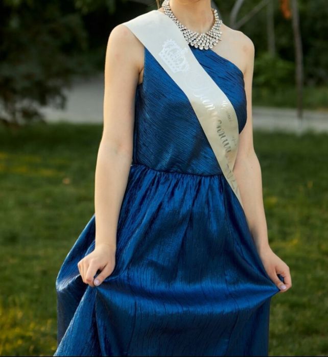 Синя сукня на випуск