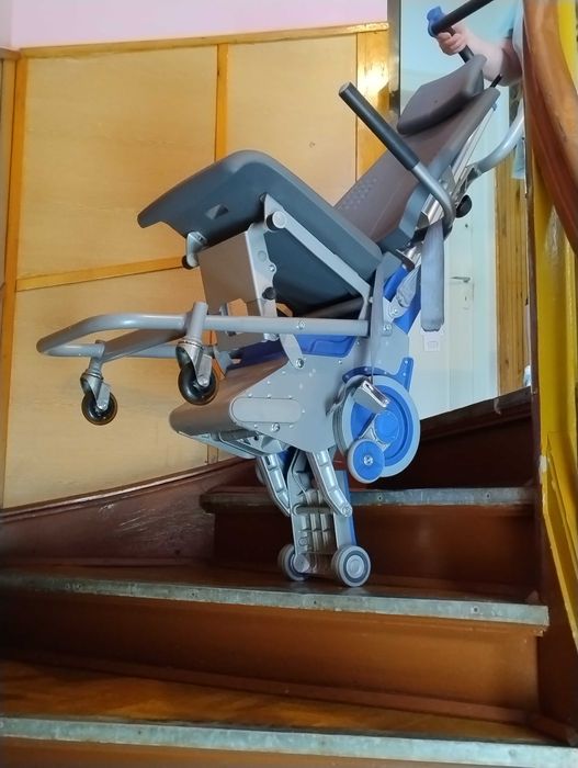 Schodołaz kroczący ze zintegrowanym siedziskiem