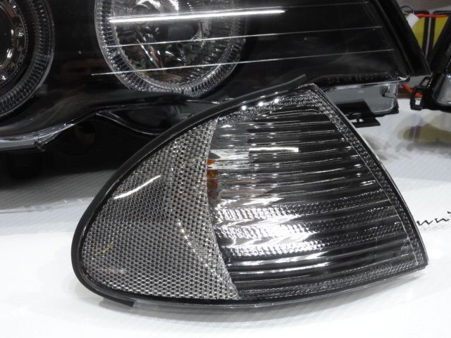 Farois angel eyes BMW E46 4 portas / limosine 98-01 fundo preto com angel eyes em branco
