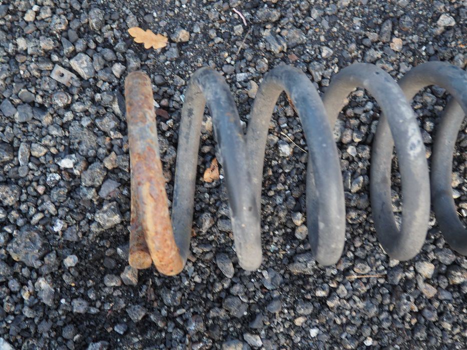 Sprężyny tył mercedes R107 560