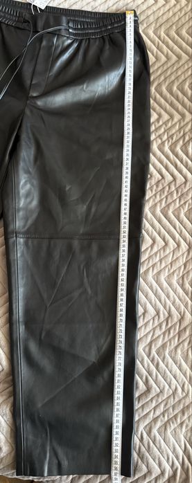 Штани зі штучноі шкіри нові Mango