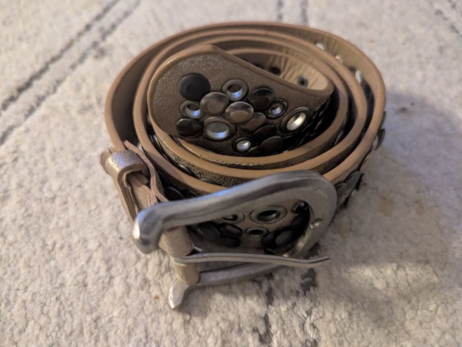 Pasek beżowy z ćwiekami 110 cm