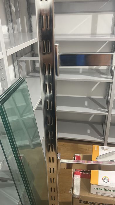 Montagem de prateleiras de loja